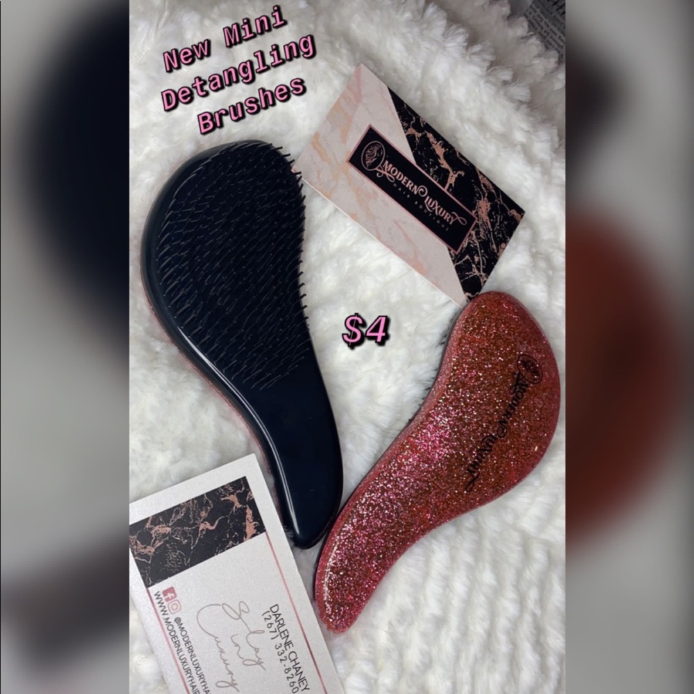 Mini detangling glitter brush